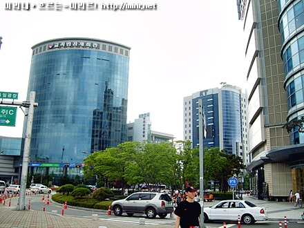 롯데백화점 앞, 교직원공제회관과 KT전북본부