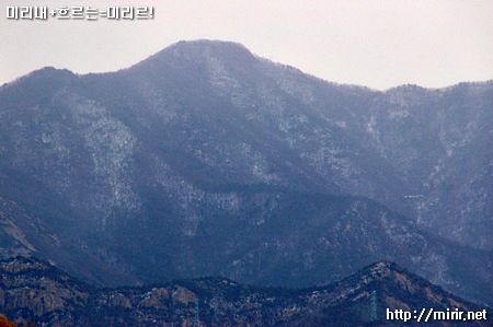 눈 내린 산