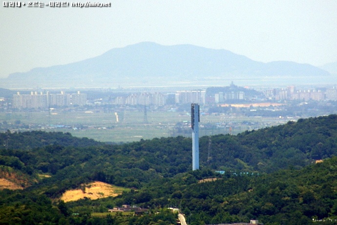 멀리 보이는 변산반도, 김제 시가지와 전주권광역쓰레기소각장의 굴뚝