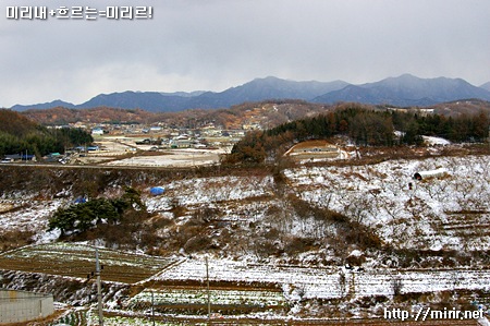 눈 내린 산