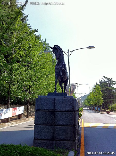 전주대학교 구정문 백마상